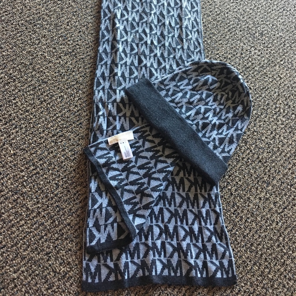 MICHAEL KORS HAT AND SCARF SET